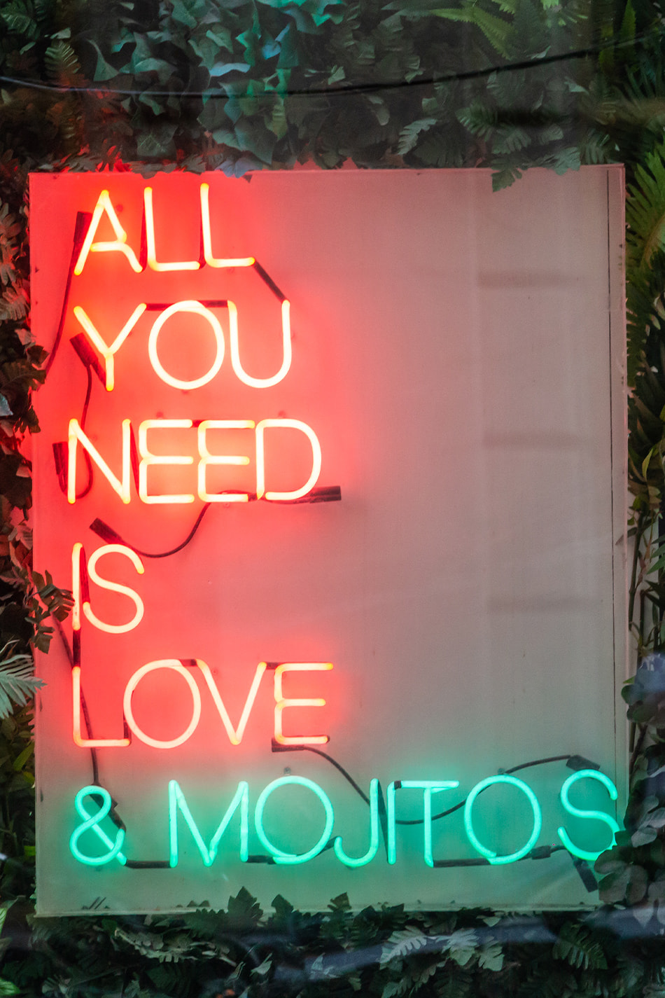 Montréal - enseigne lumineuse - all you need is love and mojitos