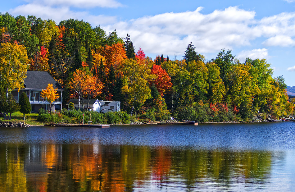 Maison au bord du lac au Québec