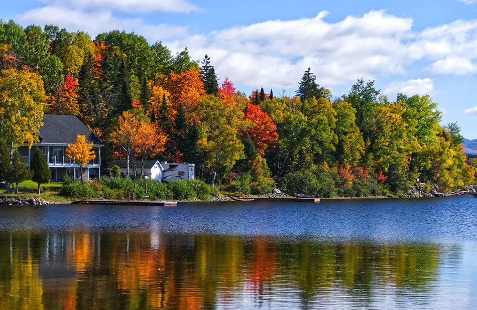 Maison au bord du lac au Québec