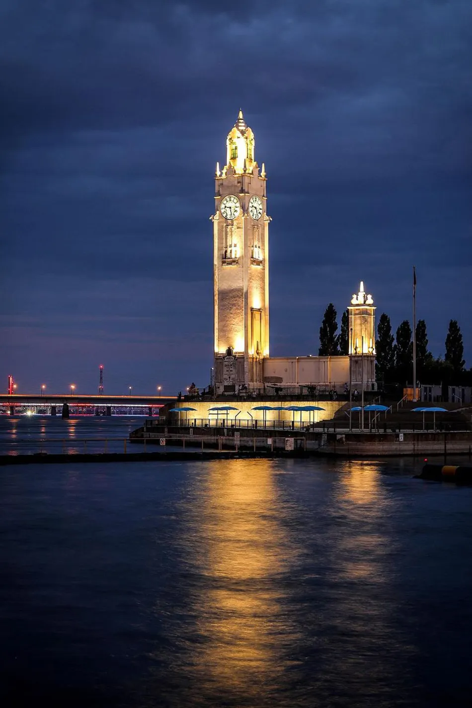 Montréal - Tour de l'horloge éclairée de nuit