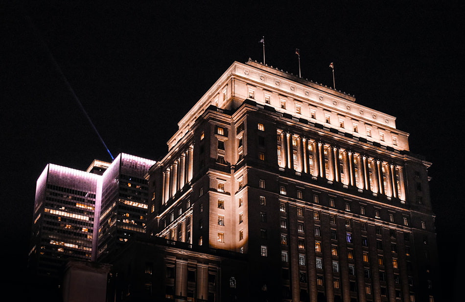 Montréal - immeuble à Ville-Marie - nuit