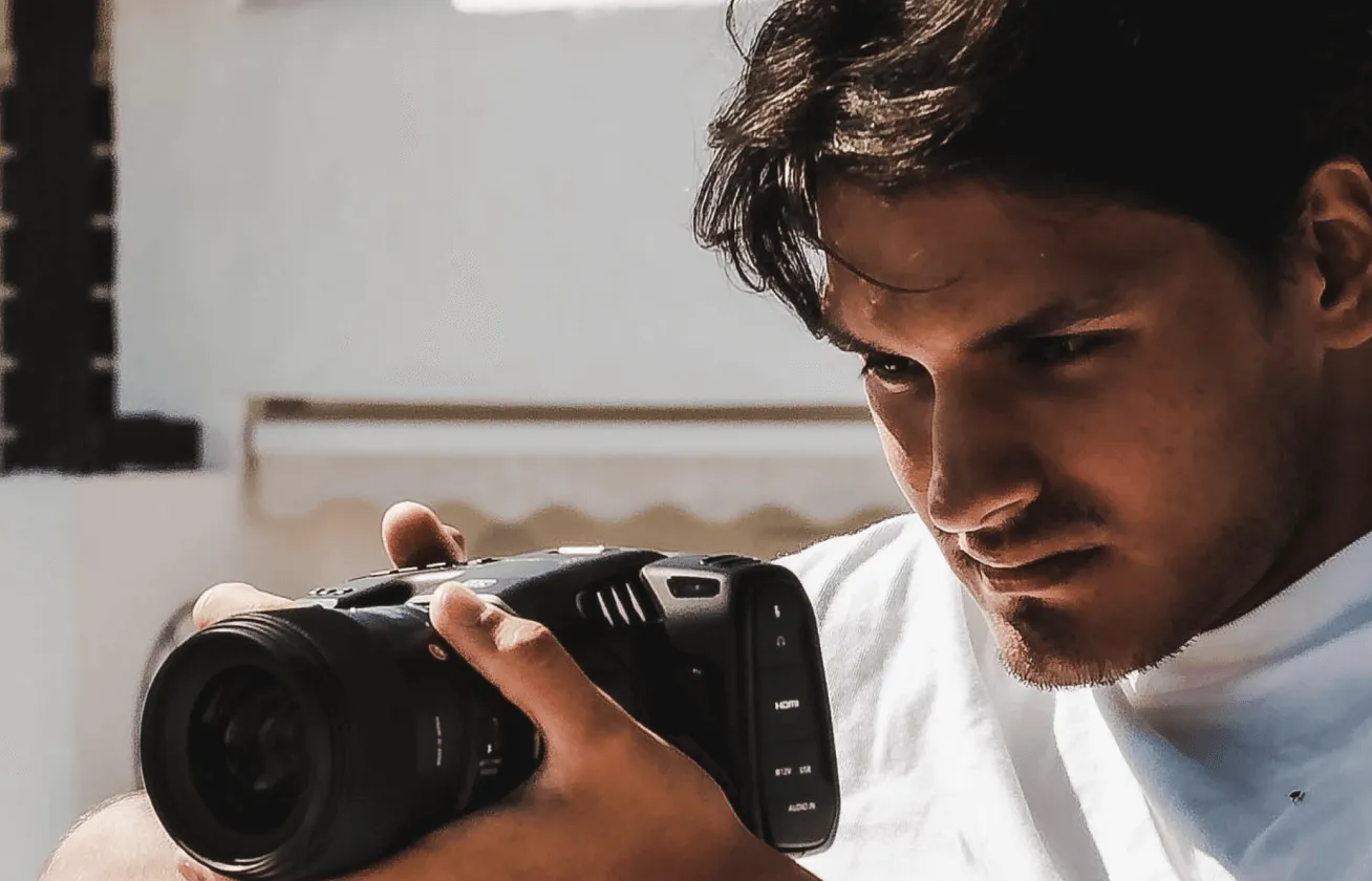 Victor kijkt op camera terwijl hij filmt