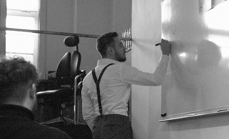 Person schreibt auf Whiteboard