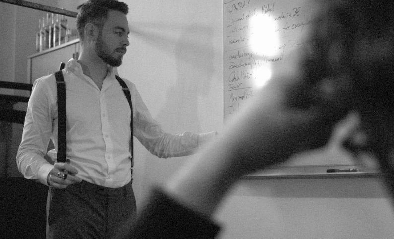 Person erstellt Übersicht am Whiteboard