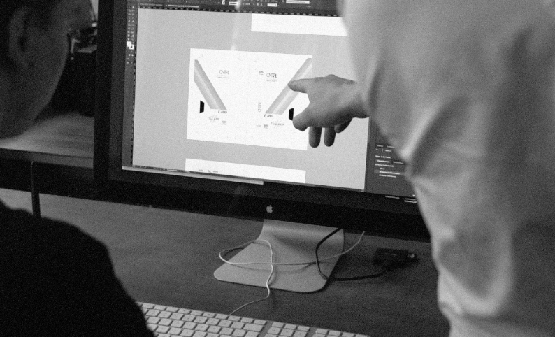 Die Gestaltung wird am Monitor besprochen