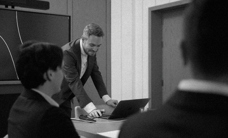 Person präsentiert am Laptop die Unternehmensstruktur