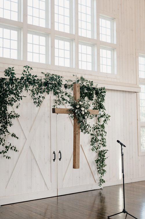 Cross-WeddingCeremony-CeremonyDecor-PatRobinsonPhotography.jpg