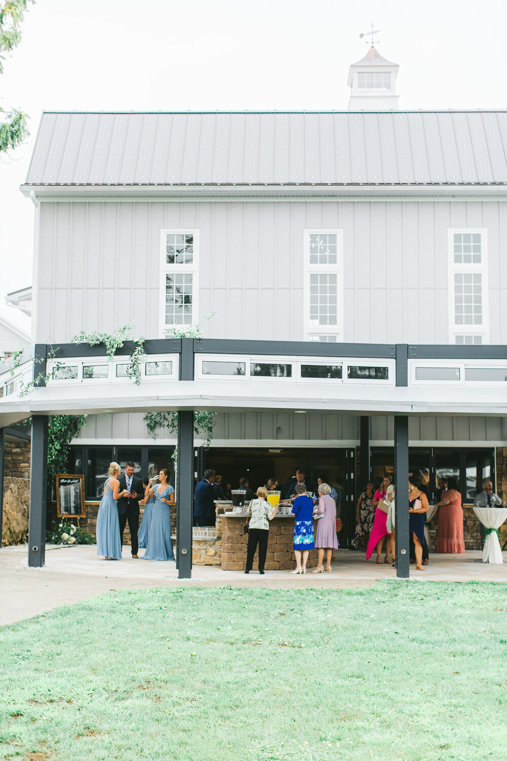 CocktailHour-Drinks-Pergola-ErikaLynnPhotography.jpg