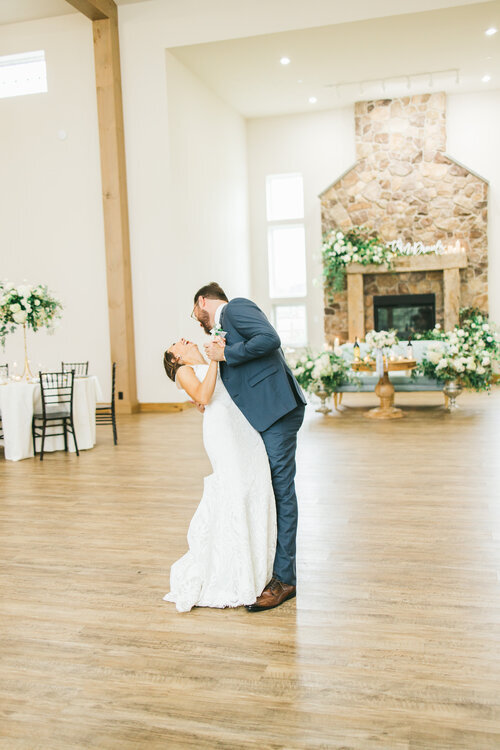 BrideAndGroomDancing-DanceFloor-ReceptionSpace-ErikaLynnPhotography.jpeg
