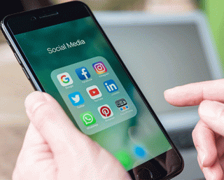 Mobile phone, social media image - the 5 most common social commerce mistakes