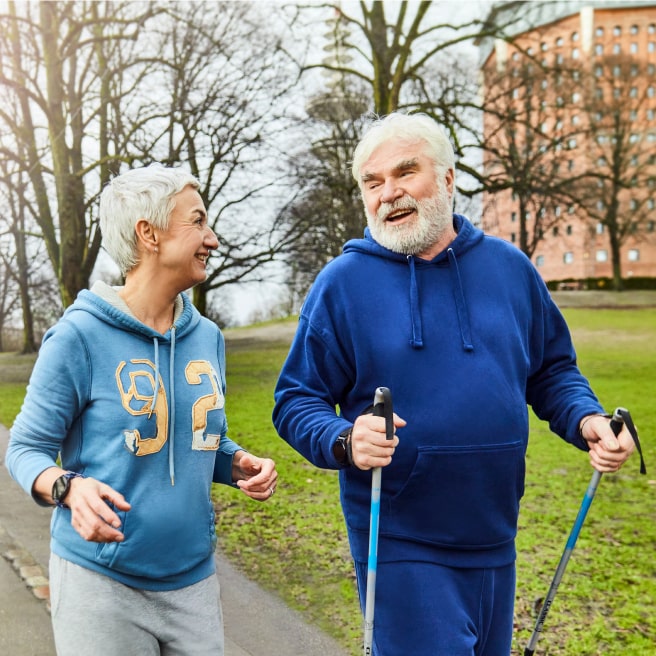 Aktive Senioren beim Sport mit Patronus-Uhr