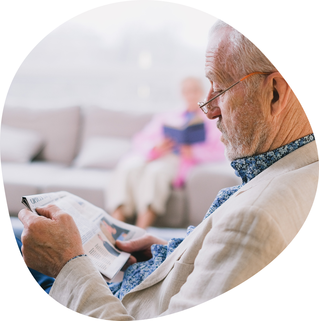 Senior liest Artikel über Patronus in Zeitung