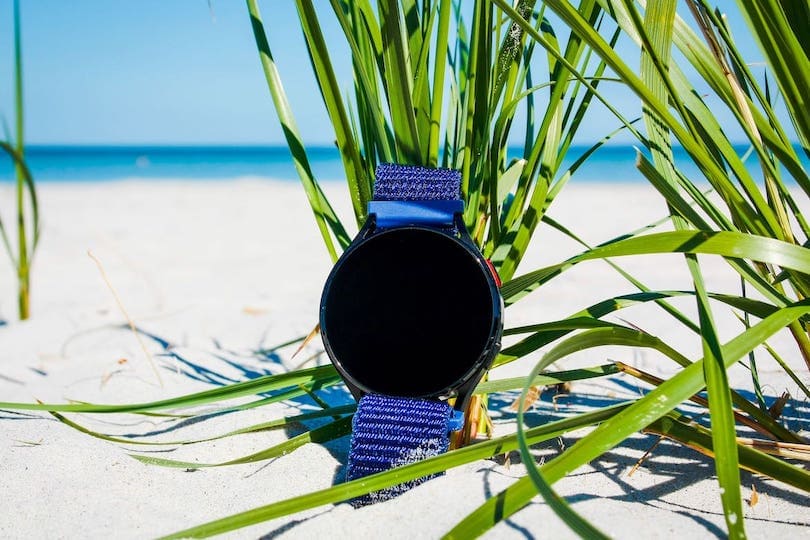 Hausnotruf-Uhr von Patronus am Strand