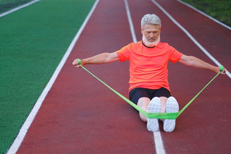 Regelmäßiges Training mit Gymnastikband hält gesund