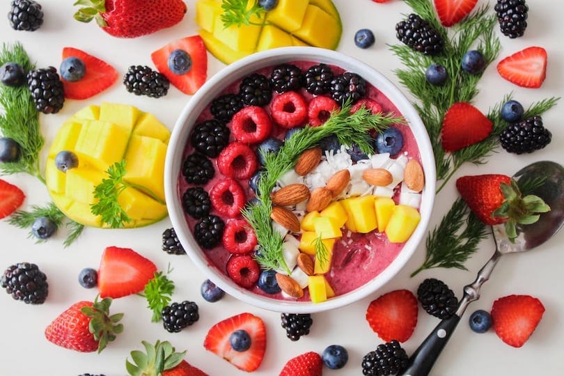 Gesunde Ernährung mit viel Obst, Gemüse, Nüssen, Hülsenfrüchten & Co.