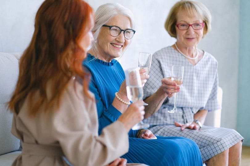 Alkohol im Alter bei sozialen Ereignissen wie Geburtstagen