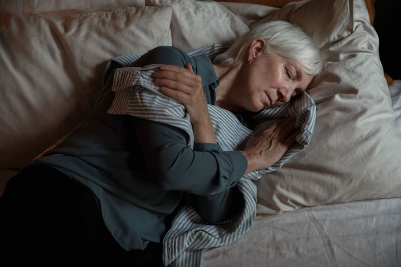 Frau schläft im Bett gesund durch den Winter