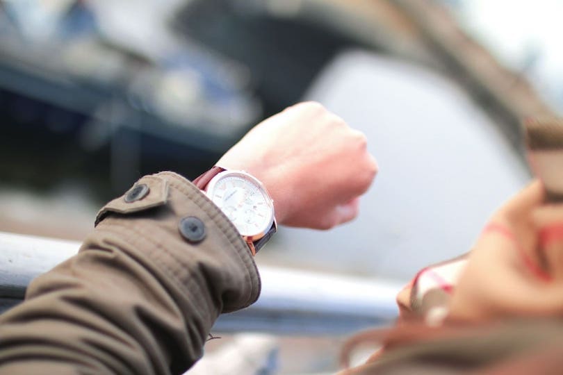 Blick auf die Uhr am Handgelenk beim Warten auf den Rettungsdienst