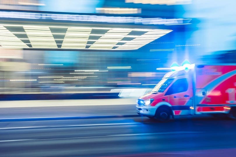 Rettungswagen mit Blaulicht bei Notruf