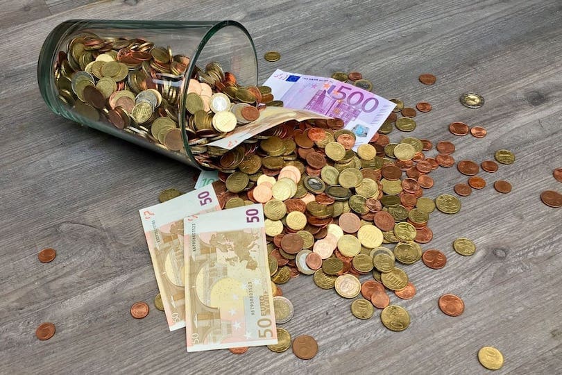 Glas mit Geld für Hausnotruf-Kosten