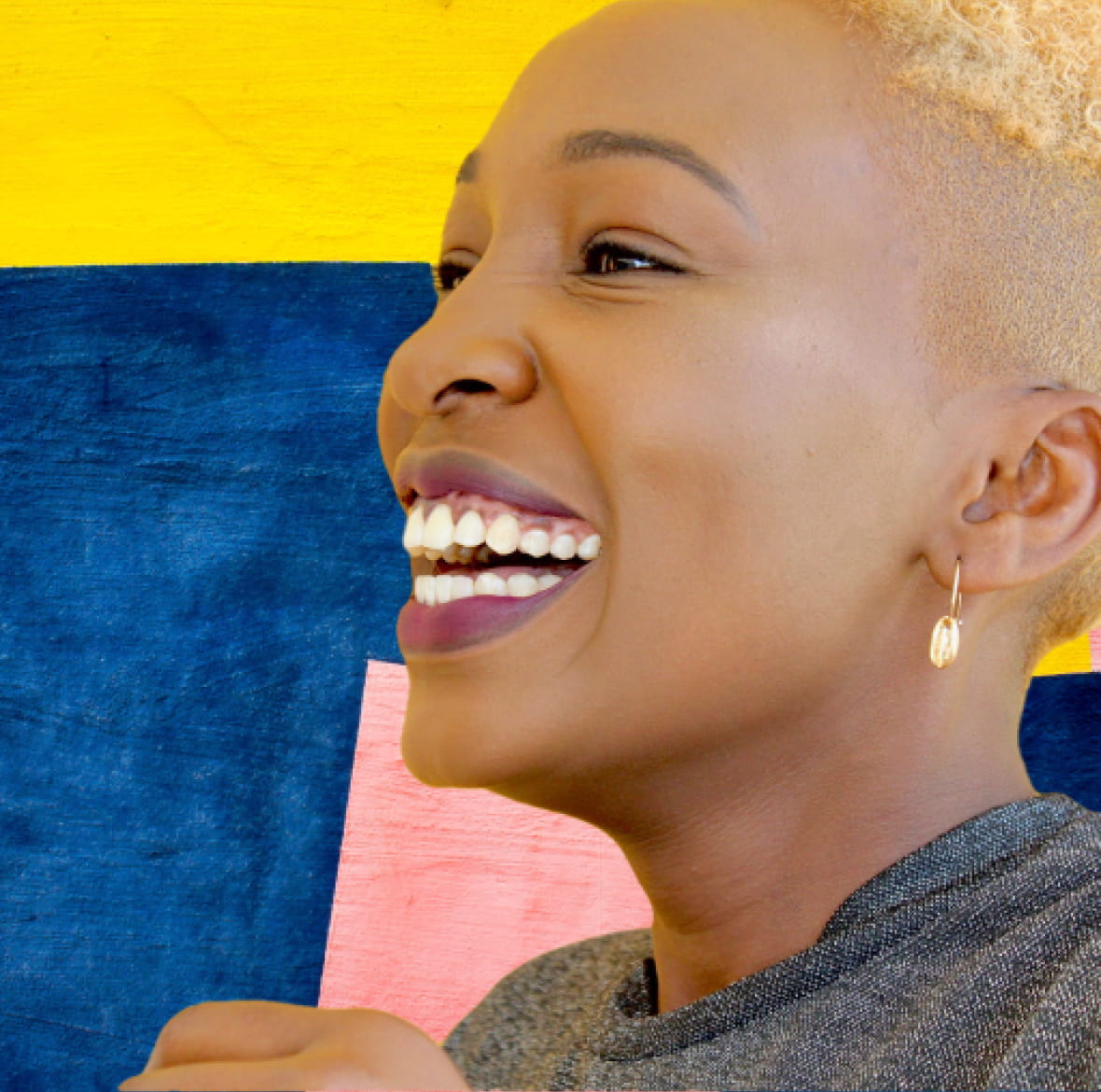 Photo of a beautiful, smiling woman, who probably has less meetings to attend thanks to Claap!
