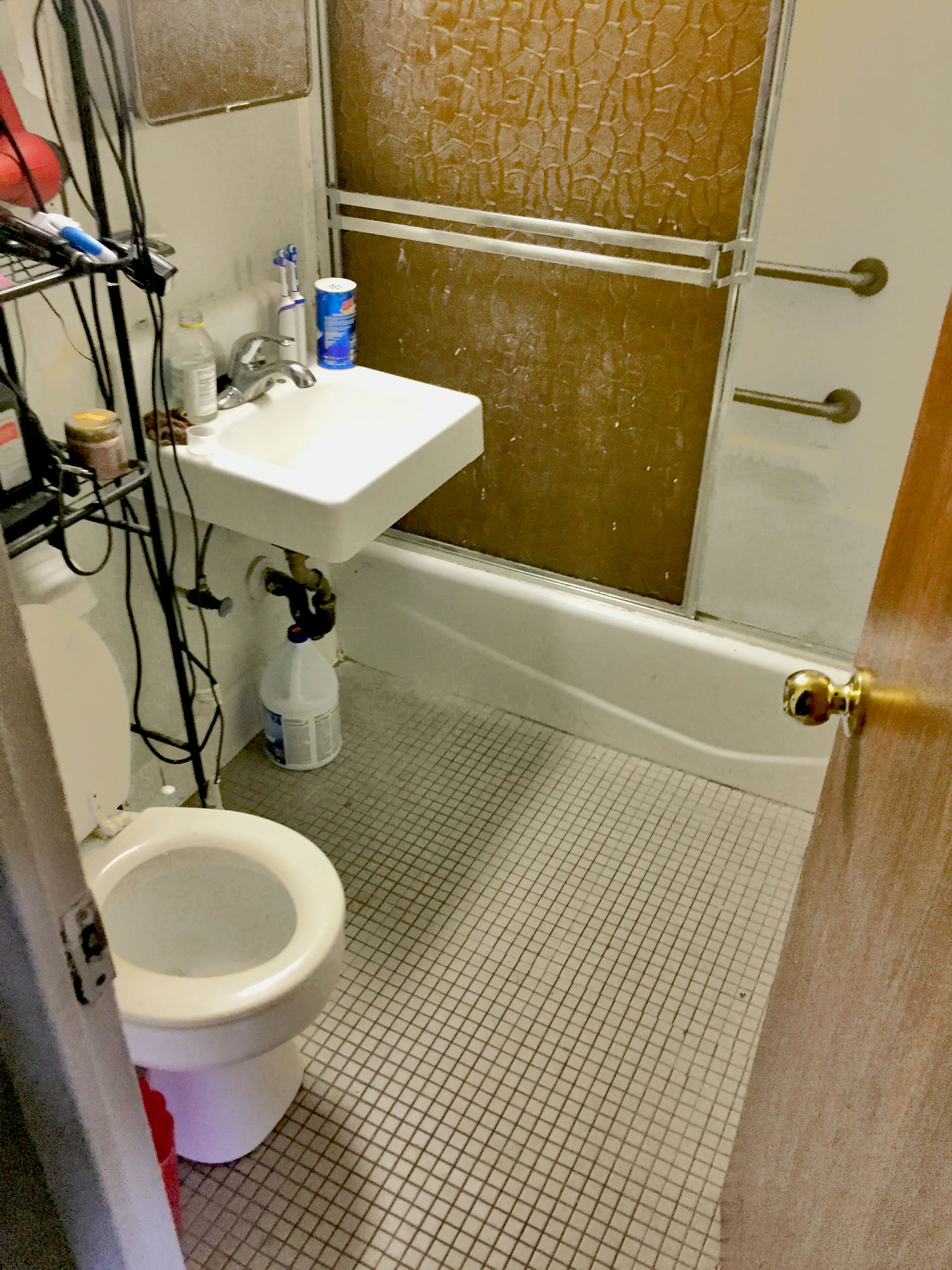 Baychester and Murphy apartment bathroom before renovation
