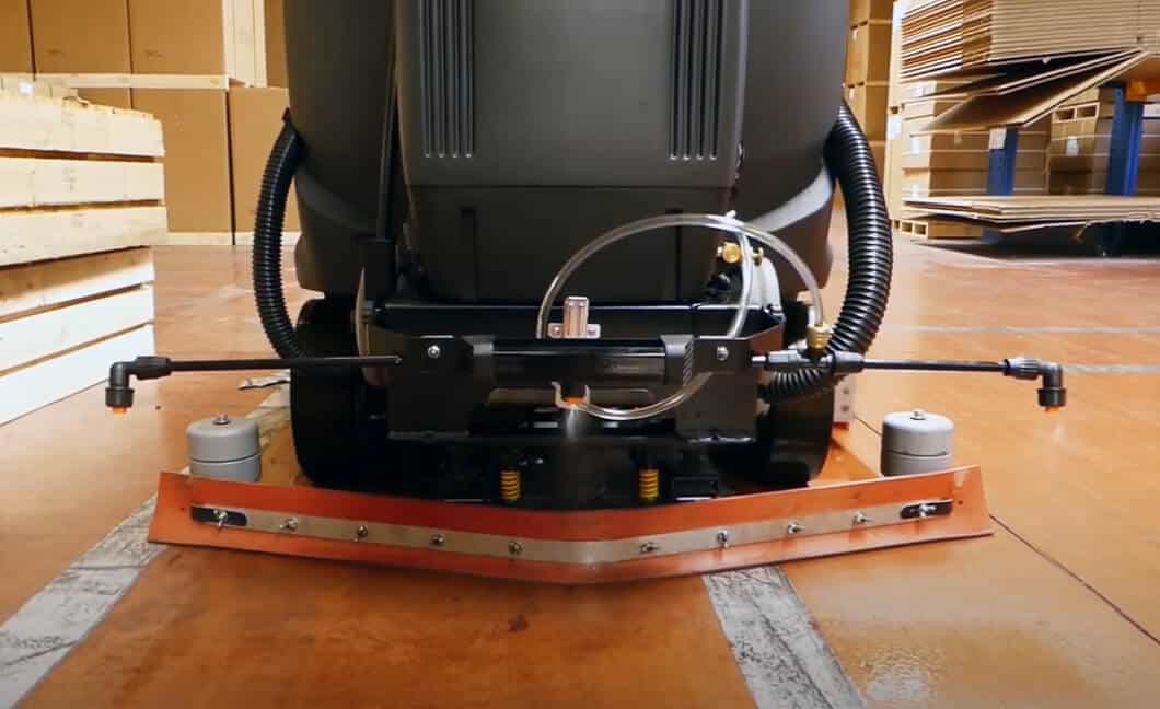Lavasciuga pavimenti IPC CT 230 uomo a bordo industriale con MODULAR SPRAYING SYSTEM per sanificazione pavimento