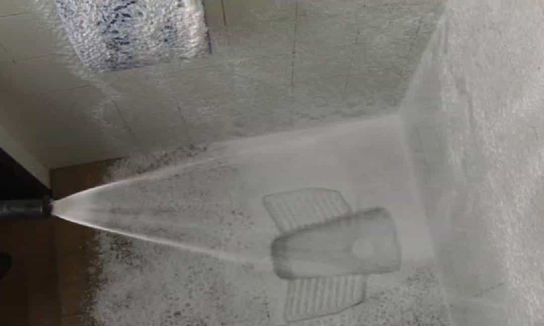 Lavaggio servizi Santoemma Idrofoamrinse 400 senza aspirazione per l'erogazione di detergente sul WC