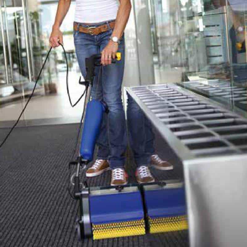 Lavapavimenti Duplex 280i per la pulizia di una moquette