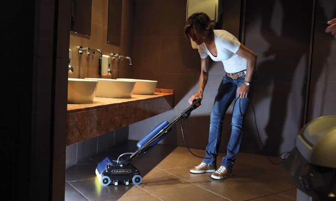 Lavapavimenti Duplex 280i per la pulizia di un pavimento di un bagno