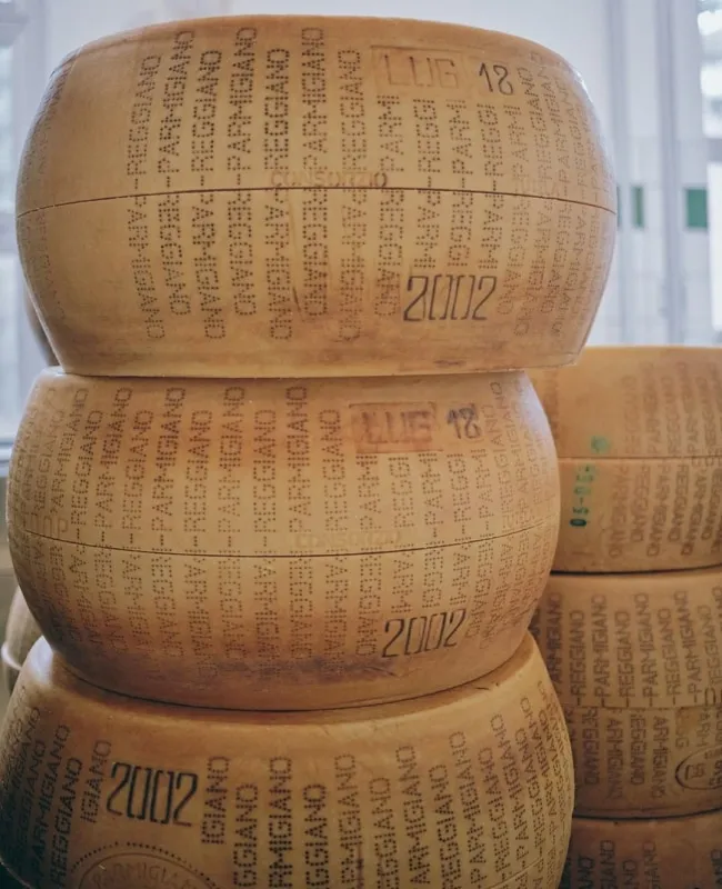 Il taglio delle forme di Parmigiano Reggiano