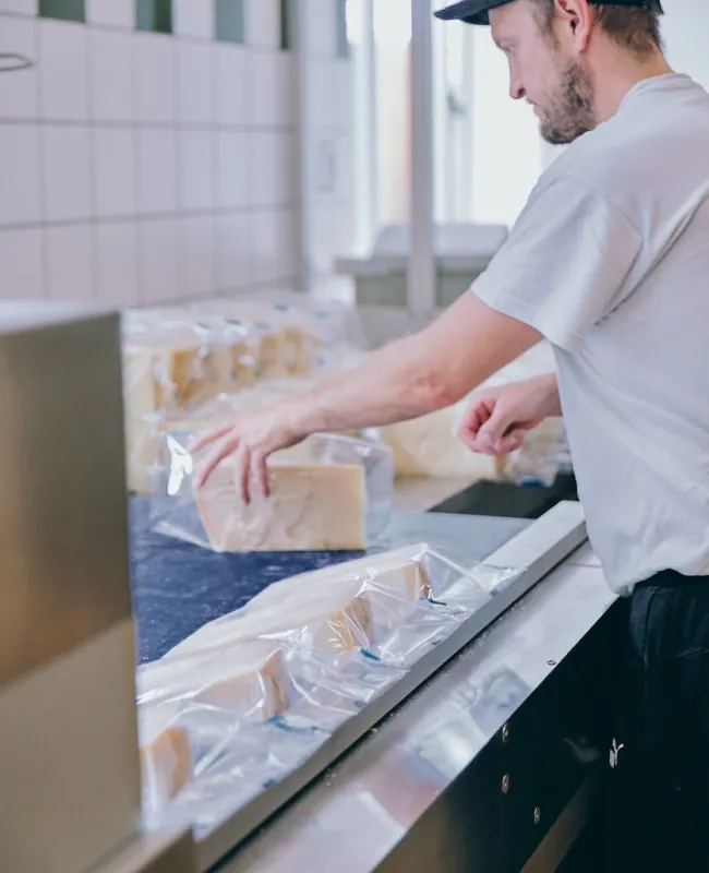 Confezionamento del Parmigiano Reggiano