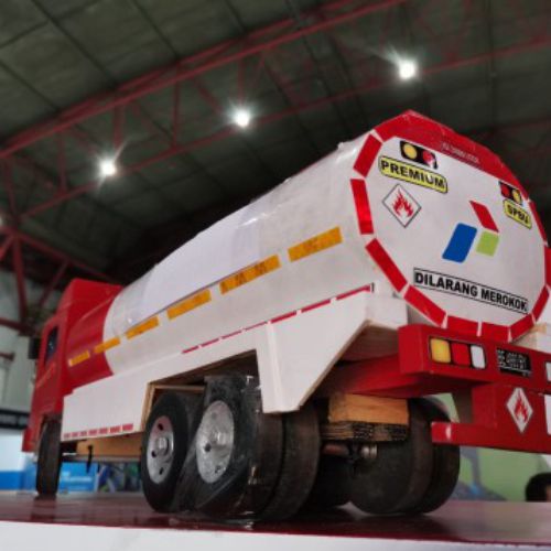 stiker reflektor pada mobil tangki pertamina