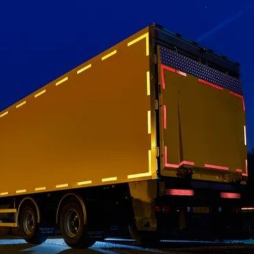 Sticker reflektor pada truk box di malam hari