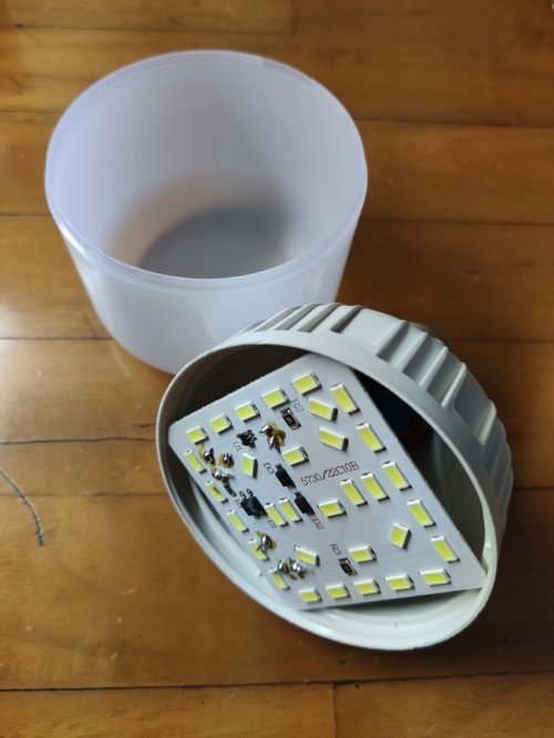 Cara mengganti baterai lampu emergency - lampu yang sudah terlepas tutupnya