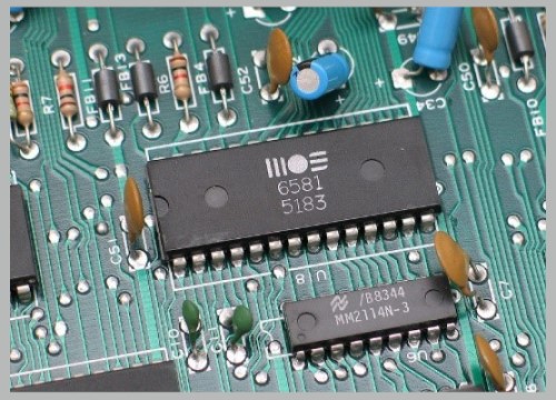 Komponen resistor, IC, & kapasitor jenis THT