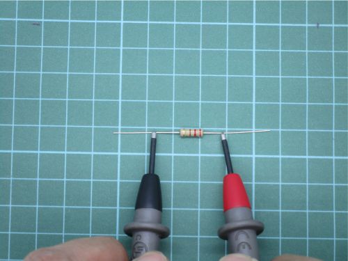mengukur resistor tipe THT
