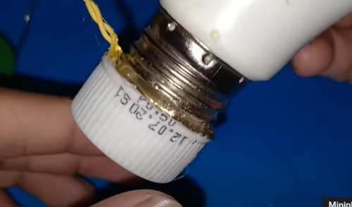 MEnempelkan lampu pada tutup botol