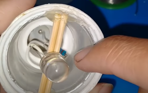 Menempelkan LED agar tidak goyang