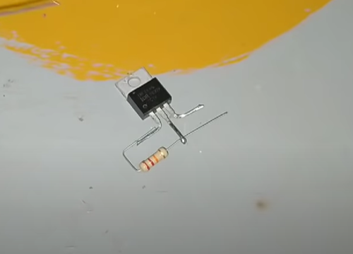 Solder 1 sisi resistor dengan mosfet