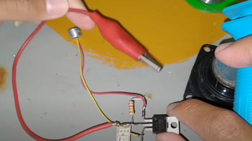 Solder kabel positif jepitan buaya pada lampu led strip