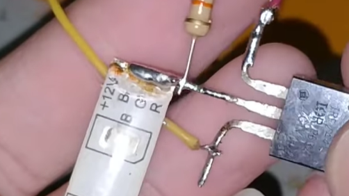 Gambar solder lampu LED pada rangkaian