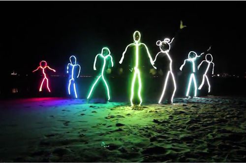 Penggunaan neon flex untuk kostum tari