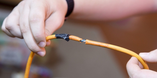 kabel listrik terkelupas