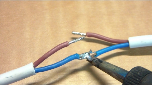 menyambung kabel dengan solder