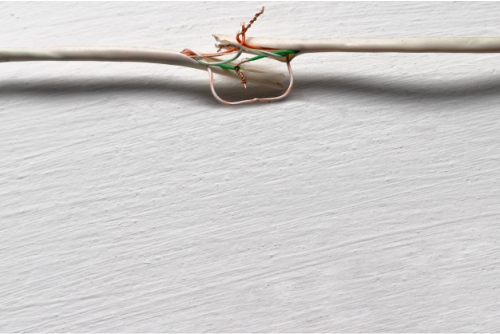 Kabel yang rusak perlu diperbaiki dan disambung dengan konektor