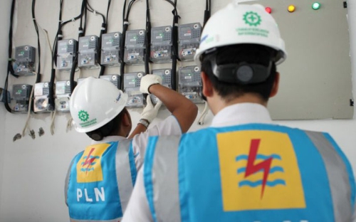 petugas PLN meteran listrik