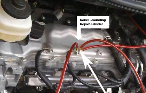 Gambar kabel grounding dekat kepala silinder