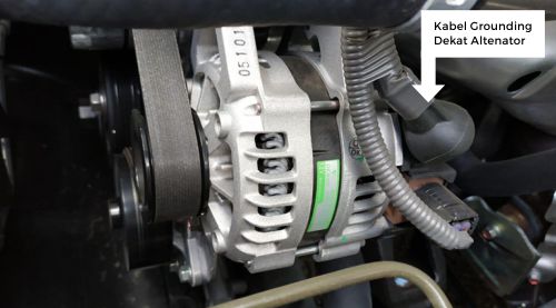 Gambar kabel grounding mobil di dekat alternator