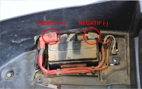 Gambar aki motor beserta kabel negatif dan positifnya